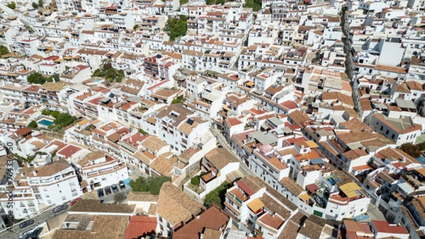 Fototapeta vista aérea del bonito pueblo mediterráneo de Mijas en la costa del sol de Málaga, España