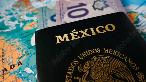 Fototapeta Pasaporte Mexicano Junto a Billetes de 5 y 10 Dólares Canadienses, Viaje a Canadá, close-up