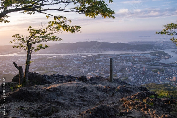 Fototapeta 皿倉山国見岩から見る北九州市の夕暮れ時の絶景（2024年4月）