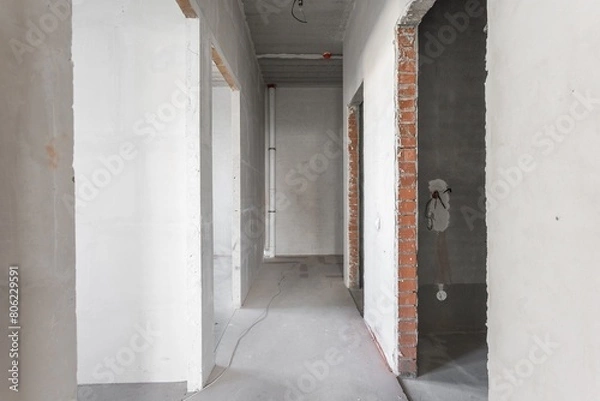 Fototapeta interior of the apartment without decoration in gray colors. rough finish