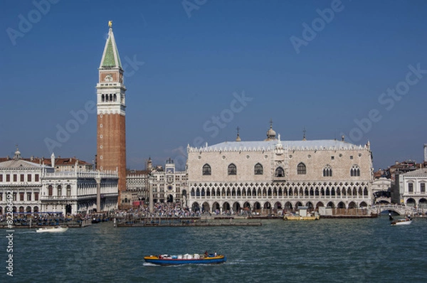 Fototapeta VENICE/ITALY 27TH SEPTEMBER 2006 Water taxis and buses in front