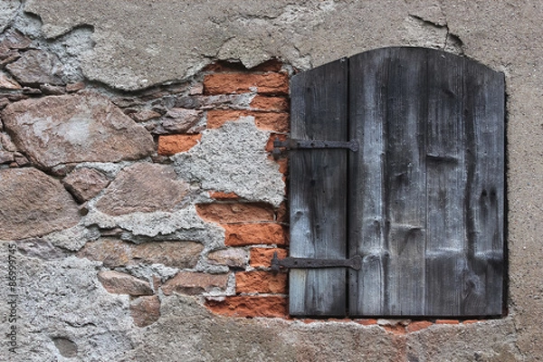 Fototapeta Alte Hausfassade mit Holzfenster