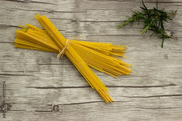 Fototapeta Spaghetti und Rosmarin auf Holzuntergrund