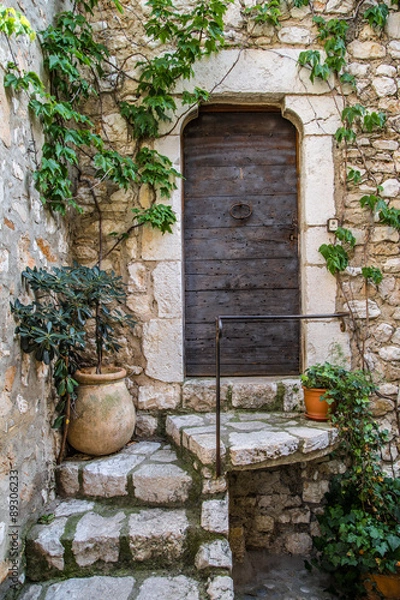 Fototapeta völlig verwachsene Fenster und Türen in der Provence