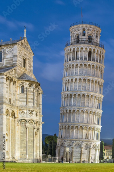 Fototapeta falling tower in Pisa in Italy in twilight light