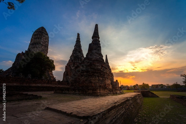 Fototapeta archaeological site at Wat Chaiwatthanaram in Ayutthaya historic