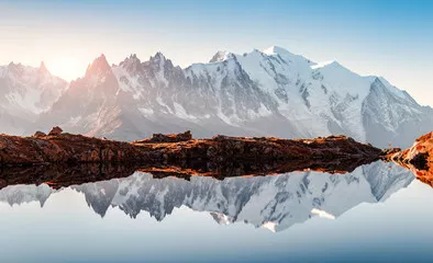 Obraz Niesamowity widok czystej wody i odbicia nieba nad jeziorem Chesery (Lac De Cheserys) we francuskich Alpach. Góry Monte Bianco na tle. Fotografia krajobrazowa, Chamonix.