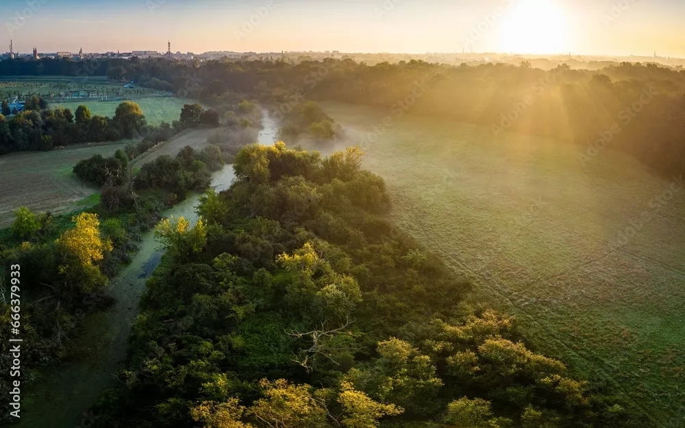 Obraz poranne mgły podczas wschodu słońca nad rzeką 