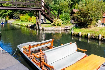 Obraz Malowniczy widok na zielony dom z ogrodem nad rzeką, niemiecki park narodowy Spreewald w słoneczny letni dzień wiosny. Szprewa rzeka las zieleń kanał natura spokojny krajobraz w Niemczech tło błękitnego nieba