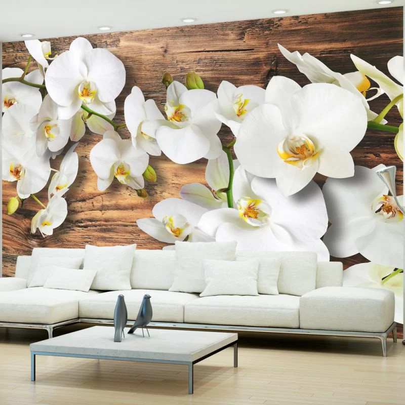 Fototapeta wodoodporna - Leśna orchidea - naturalne białe kwiaty na tle starego ciemnego drewna - obrazek 1