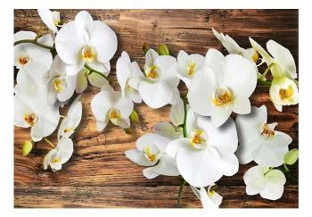 Fototapeta wodoodporna - Leśna orchidea - naturalne białe kwiaty na tle starego ciemnego drewna - obrazek 2